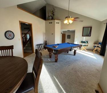 Wichita House | Hot Tub-Pool Table-Fire Pit! Great hang out place!
