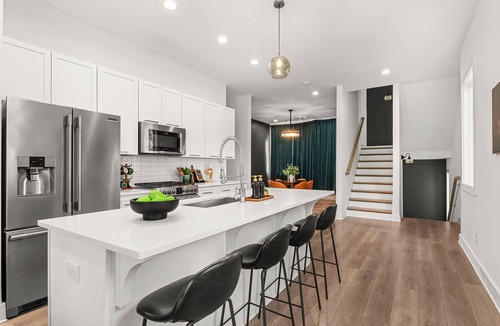 Berry Hill House | Hot tub, pool table, roof deck with city view - NO BUNKS