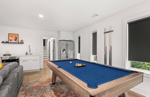 Berry Hill House | Hot tub, pool table, roof deck with city view - NO BUNKS