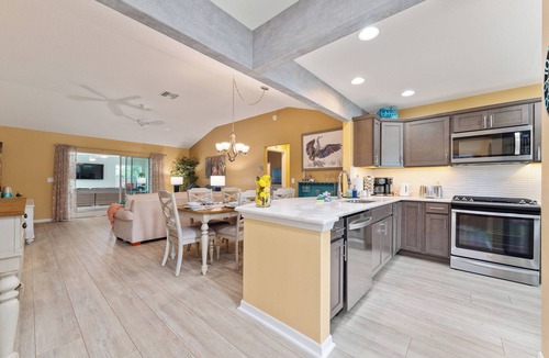 Wildwood House | HOT TUB & POOL TABLE The Coconut Lounge - Newly Renovated 3/2 in The Village of DeSoto