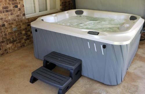 Lubbock House | Hot Tub, Privacy, sleeps 11 & TONS of Space!
