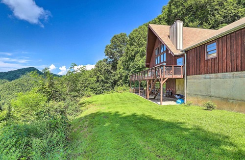 Burnsville Cottage | Hot Tub Relaxation: Mountaintop Gem in Burnsville!