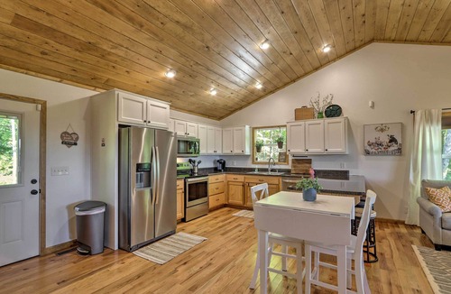 Marble Cabin | Hot Tub Relaxation & Mtn View: ‘Sky Blue Overlook’