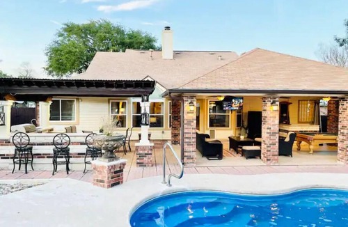 Settlers Ridge House | Hot tub Relaxing Outdoor Lounge and Pool Billard