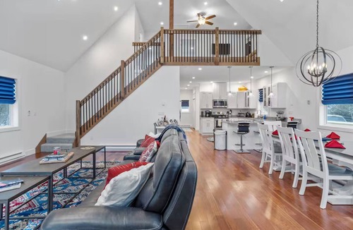Albrightsville Ski Chalet | Hot Tub, Sauna, Arcade Room, Pets - Poconos Chalet