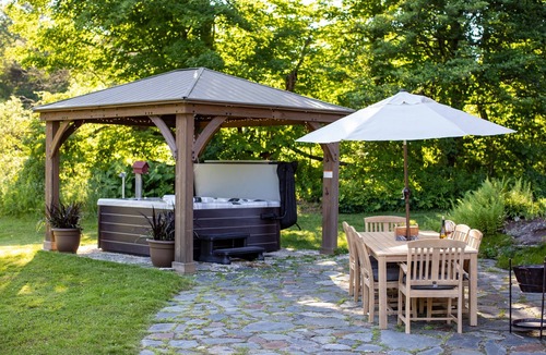 Johnson House | Hot tub, sauna, arcade, 18 acres