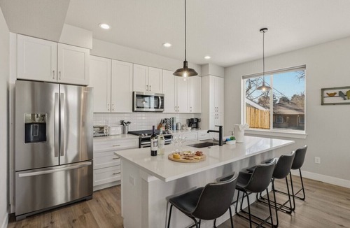 Berkley Villa | Hot Tub + Sauna + Arcade | Chef’s Kitchen