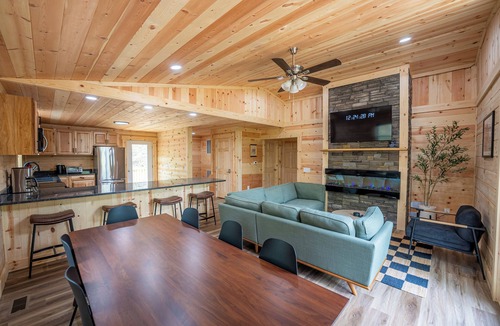 Shenandoah Cabin | Hot Tub, Sauna, Game Room, Fire Pit, EVSE