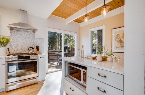 Tahoma Cabin | Hot Tub, Sauna, Game Room | Modern 5BDR Family Cabin | Homewood by AvantStay