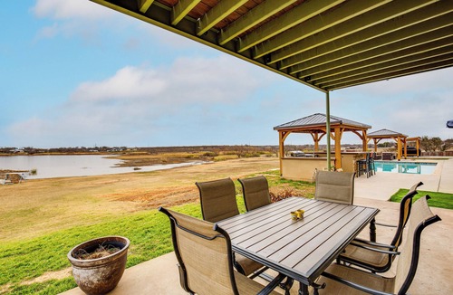 Lakeside City Cottage | Hot Tub & Sauna: Lakefront Wichita Falls Home!