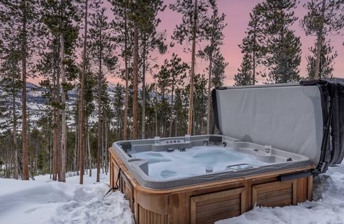 The Highlands House | Hot Tub + Ski Shuttle | Vickery's Vantage