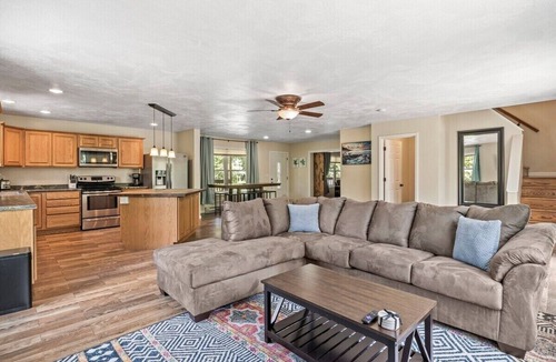 Lansing House | Hot Tub! Sleeps 16! Near Ithaca & Wineries!Dogs Ok!