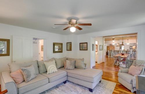 Marshall House | Hot Tub Soaks & Fireside Nights! Marshall Cottage