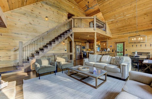 Aska Cabin | Hot Tub Soaks, Scenic Vistas, Starlit S'mores, Game Nights & Outdoor Fun - Little Creek Cabin