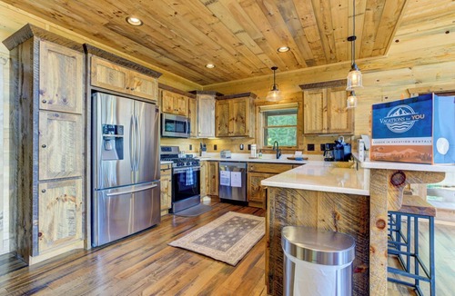 Aska Cabin | Hot Tub Soaks, Scenic Vistas, Starlit S'mores, Game Nights & Outdoor Fun - Little Creek Cabin