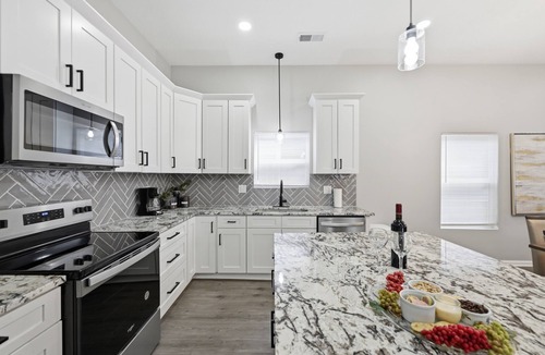 Fountain Square House | Hot Tub~Spa Shower~BBQ~Fire Pit~Near DT
