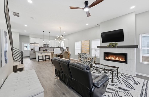Fountain Square House | Hot Tub~Spa Shower~BBQ~Fire Pit~Near DT