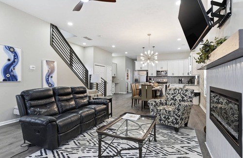 Fountain Square House | Hot Tub~Spa Shower~BBQ~Fire Pit~Near DT