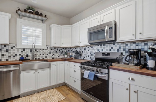Fort Worth Cultural District House | Hot Tub | Steps to Dickies Arena | Private Parking