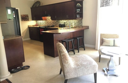 London House | Hot tub! Stunning view overlooking the Thames River on paved path