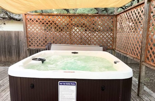 McNeil House | Hot Tub Stylish Luxe Large 11beds Grill/Foosball