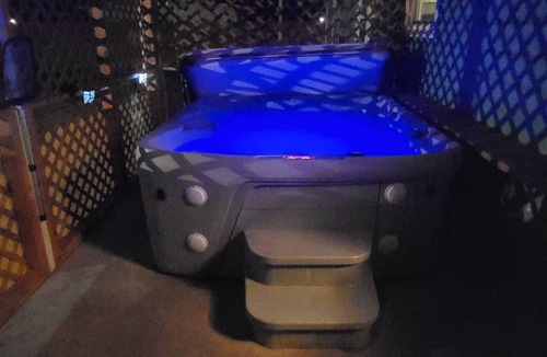 Sherman House | HOT TUB SUNFLOWER OASIS HOME