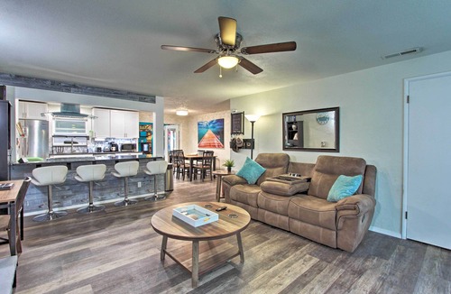 Springfield House | Hot Tub & Theater Room: Tropical Home 5 Mi to UO!