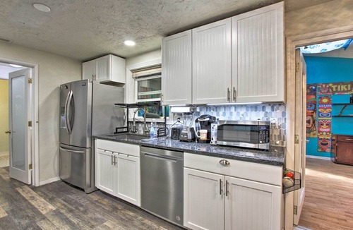 Springfield House | Hot Tub & Theater Room: Tropical Home 5 Mi to UO!