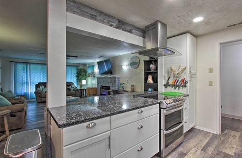 Springfield House | Hot Tub & Theater Room: Tropical Home 5 Mi to UO!