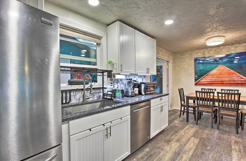 Springfield House | Hot Tub & Theater Room: Tropical Home 5 Mi to UO!