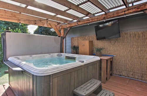 Springfield House | Hot Tub & Theater Room: Tropical Home 5 Mi to UO!