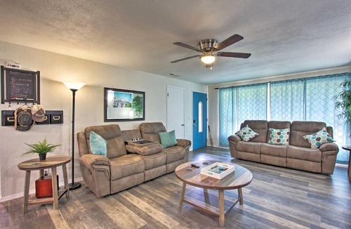 Springfield House | Hot Tub & Theater Room: Tropical Home 5 Mi to UO!