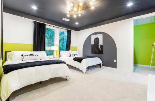 Govalle House | Hot Tub Time Machine - Clubhouse - DT 6 Min Drive