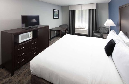 Sequim Hotel | Hot Tub Unit in Red Lion Inn & Suites Sequim, Pool, Breakfast, Free Parking!