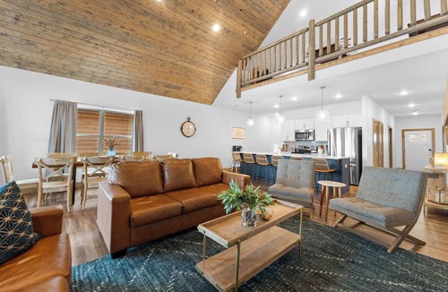 Table Rock Cabin | Hot Tub! Vaulted Ceilings! Fire Pit!
