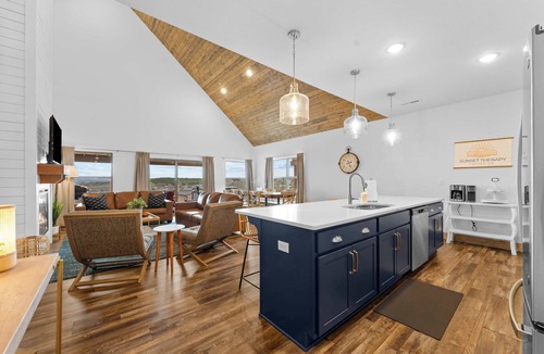 Table Rock Cabin | Hot Tub! Vaulted Ceilings! Fire Pit!