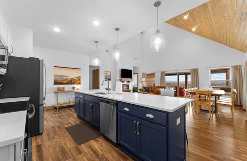 Table Rock Cabin | Hot Tub! Vaulted Ceilings! Fire Pit!