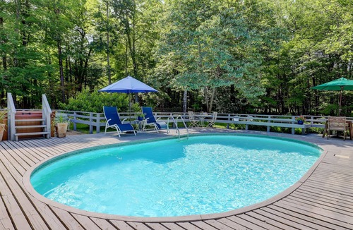 Woodstock House | HOT TUB w/POOL, STREAM on 7 Acres, JUST 2 MINUTES FROM TOWN
