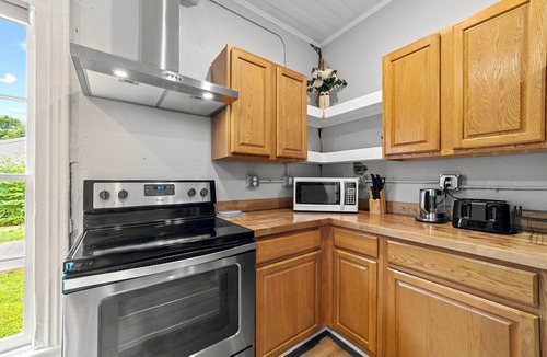 Graham House | Hot Tub + Walk to Downtown Fire Pit Game Table Pet Friendly + Fenced