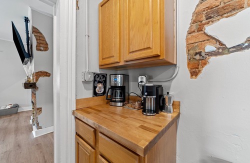 Graham House | Hot Tub + Walk to Downtown Fire Pit Game Table Pet Friendly + Fenced