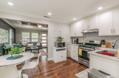 Central Arlington House | Hot Tub*Walk to Stadium*Secured Parking*Ping Pong