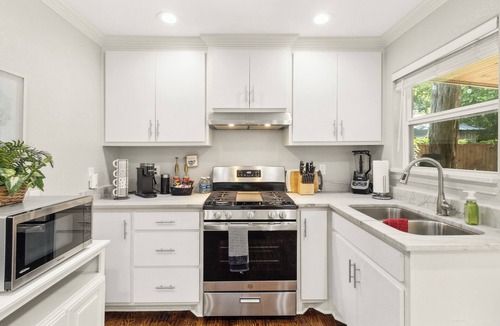 Central Arlington House | Hot Tub*Walk to Stadium*Secured Parking*Ping Pong