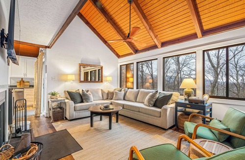 Wintergreen Cottage | Hot Tub! Walk < 3 min to Ski or Hike, 2 Firepits! Pet Friendly! 5 Star Hosts!