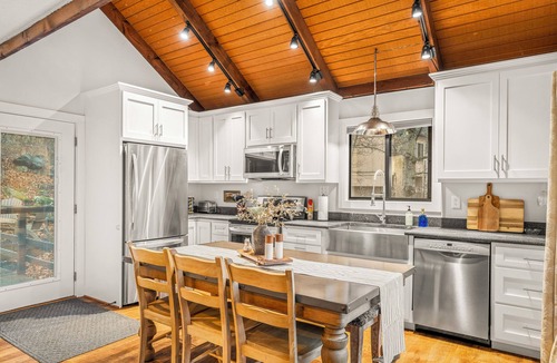 Wintergreen Cottage | Hot Tub! Walk < 3 min to Ski or Hike, 2 Firepits! Pet Friendly! 5 Star Hosts!