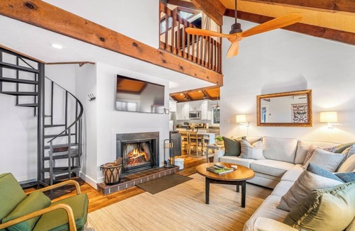 Wintergreen Cottage | Hot Tub! Walk < 3 min to Ski or Hike, 2 Firepits! Pet Friendly! 5 Star Hosts!