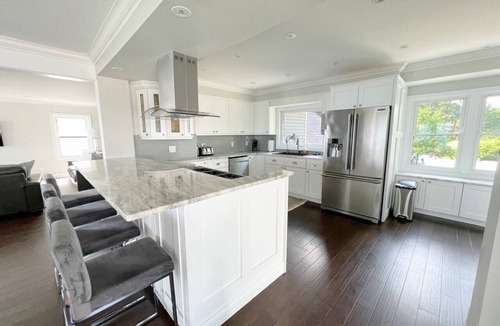 Fort Erie House | HOT TUB Waterfront Estate- 2 Houses! Sleeps 14