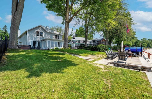 Fort Erie House | HOT TUB Waterfront Estate- 2 Houses! Sleeps 14