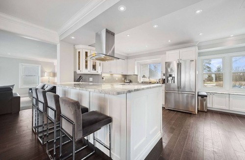 Fort Erie House | HOT TUB Waterfront Estate on Prestigious Bay Beach