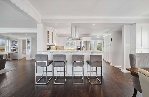 Fort Erie House | HOT TUB Waterfront Estate on Prestigious Bay Beach