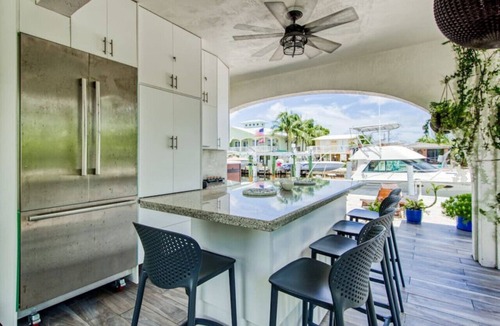 Twin Lakes Apartment | Hot Tub | Waterfront | Pet Friendly